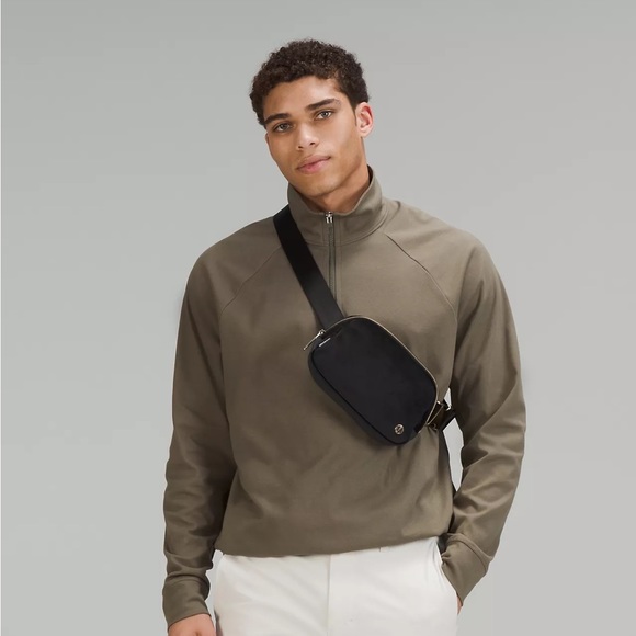 ❌ NWT Lululemon Everywhere 1L Belt Bag - Black Velour & Gold Hardware - Picture 9 of 11